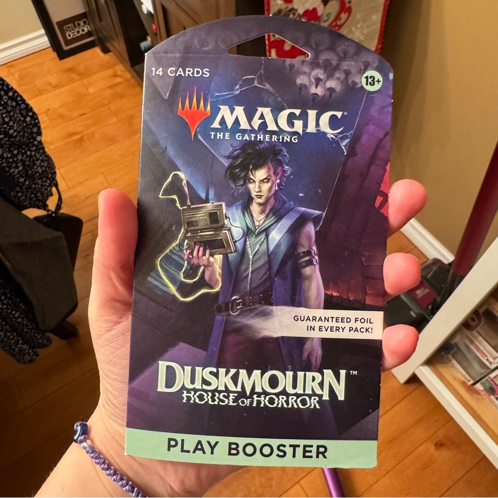 Magic: The Gathering Duskmourne Play Booster - Picture 1 of 3